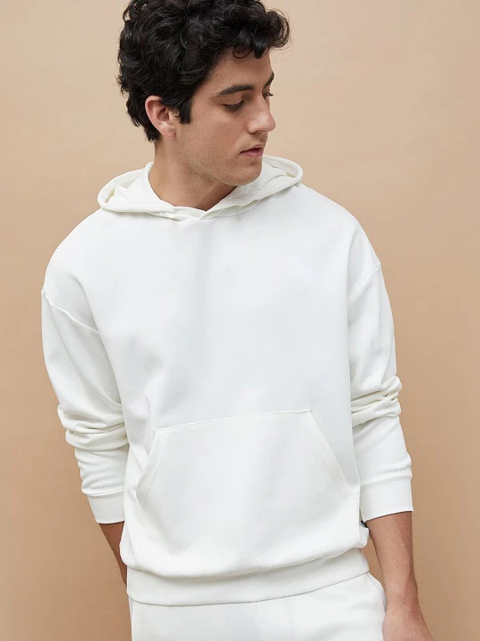 p3Difsj7_ab3ef809cd3a494182809f40d446fdb5 A person who wear white hoodie
