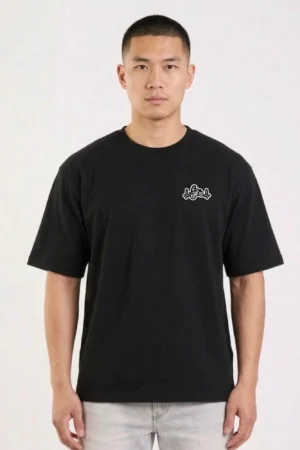 A person who wear black t shirt the gear shifting printing on the back.
